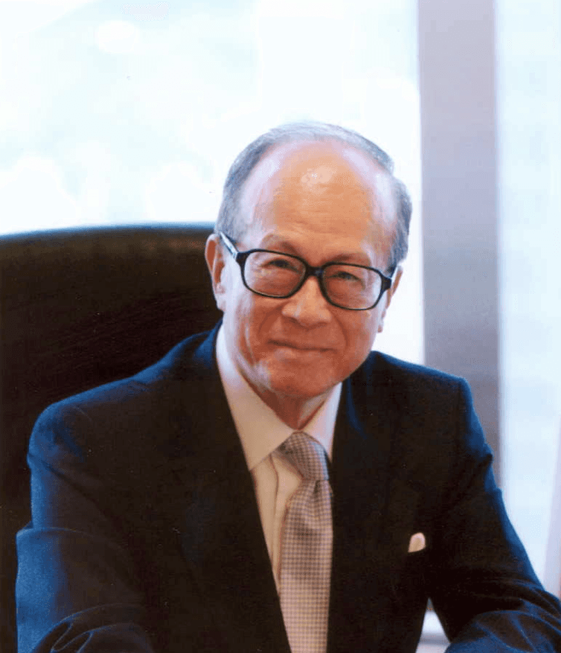 首富心态就是好，李嘉诚下车给记者拍照，全程笑容