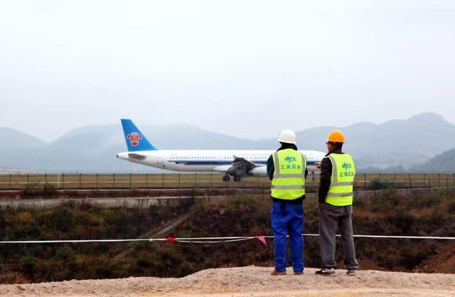 2018年参加贵阳龙洞堡国际机场三期扩建规划工程开工剪彩